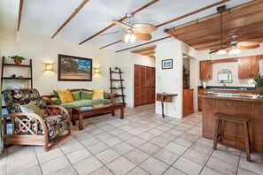 Condo, 1 grand lit et 1 canapé-lit (Kona Plaza#221) | Aire de séjour