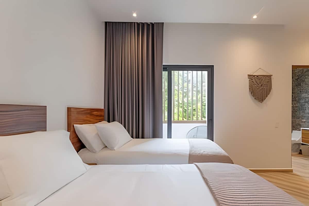106E - Est - Studio Lock- Off | In-room safe, blackout drapes, WiFi (free)