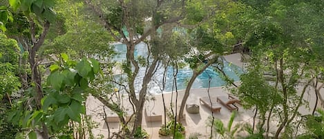 Alberca al aire libre, camas balinesas gratuitas y camastros