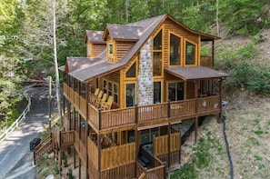 Exterior - INDOOR HEATED POOL CABIN SLEEPS 10 & GAME LOFT “BEAR SPLASH” NEAR PARKWAY! (Sevierville)