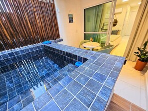 Studio traditionnel | Salle de bain | Douche, serviettes fournies, savon, papier de toilette