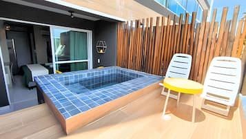 Traditional Studio | Terrace/patio