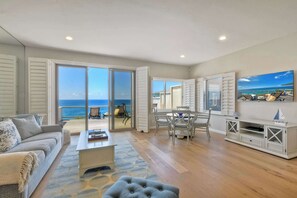 TV, offices - Beachfront Sunset - Encinitas Getaway with Private Balcony (Encinitas)