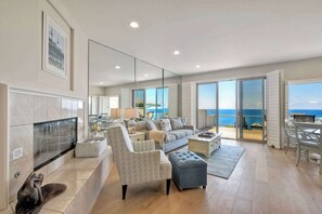 TV, offices - Beachfront Sunset - Encinitas Getaway with Private Balcony (Encinitas)