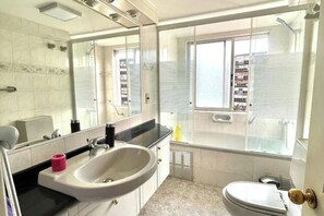 Banheira de hidromassagem, secador de cabelo, toalhas de banho 