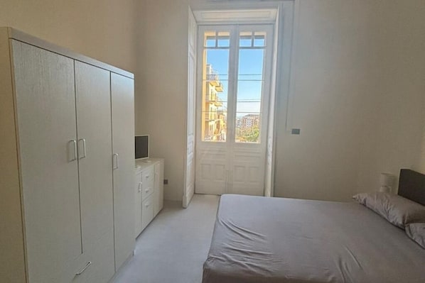 1 bedroom, bed sheets