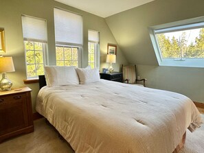 2 bedrooms, desk, iron/ironing board, WiFi