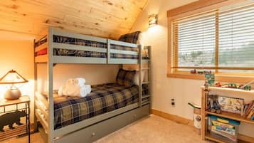 3 habitaciones, escritorio y tabla de planchar con plancha