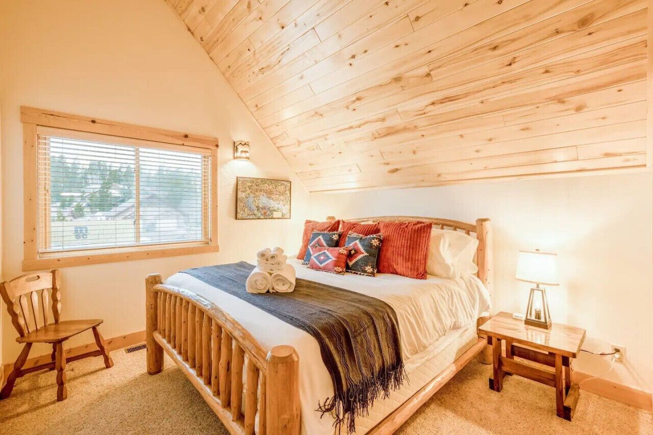 3 bedrooms, desk, iron/ironing board, travel crib