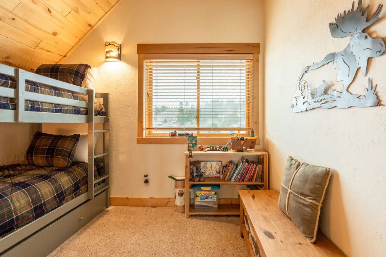 3 bedrooms, desk, iron/ironing board, travel crib