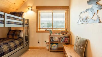 3 habitaciones, escritorio y tabla de planchar con plancha