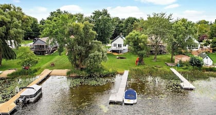 Charming 2-bedroom Lake House in West Bend