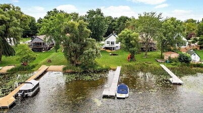 Charming 2-bedroom Lake House in West Bend