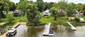 Charming 2-bedroom Lake House in West Bend