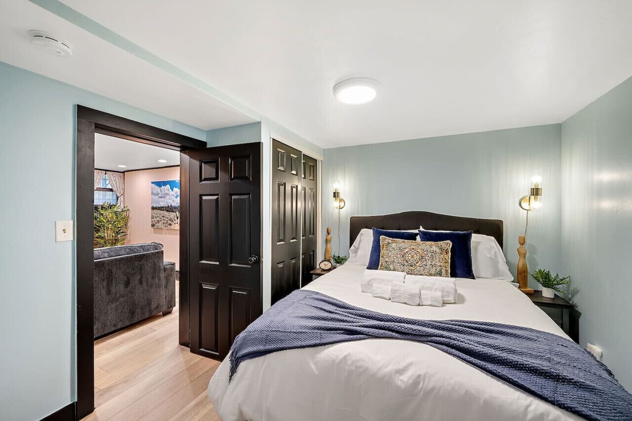 2 habitaciones, tabla de planchar con plancha, cuna de viaje y wifi 