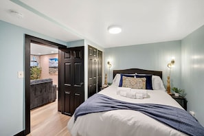 2 bedrooms, iron/ironing board, travel crib, WiFi - Garden Level Apt in Heart of Den (Denver)