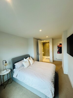 2 habitaciones, tabla de planchar con plancha, wifi y ropa de cama
