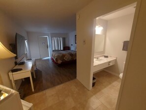 Klassieke eenpersoonskamer, uitzicht op bergen | Een bureau, gratis wifi