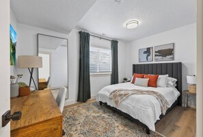 1 chambre, bureau, fer et planche à repasser, lit parapluie