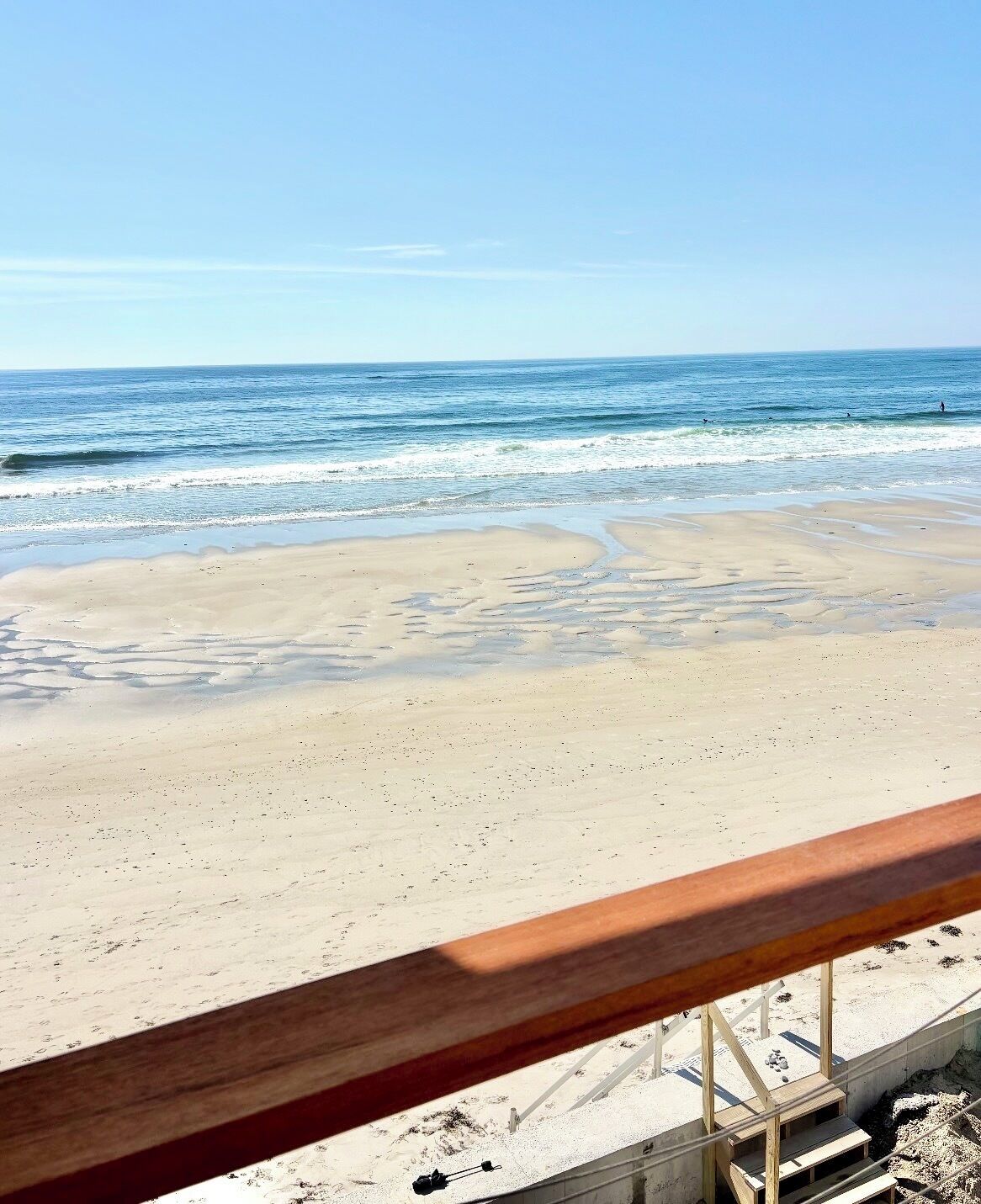 Sulla spiaggia, lettini da mare, teli da spiaggia
