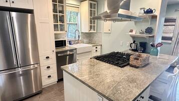 雪櫃、微波爐、焗爐、爐具