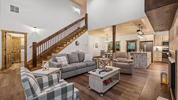 Smart TV, chimenea y libros