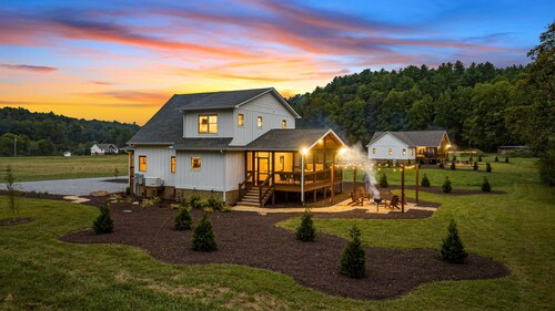 NEW Creekfront Home/Hot Tub/Firepit/Walking Trails/Mountaintown Farms/Ellijay#2W