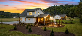 NEW Creekfront Home/Hot Tub/Firepit/Walking Trails/Mountaintown Farms/Ellijay#2W