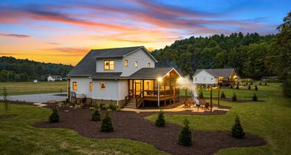 NEW Creekfront Home/Hot Tub/Firepit/Walking Trails/Mountaintown Farms/Ellijay#2W