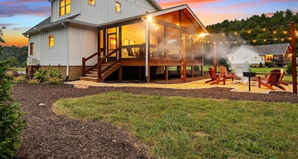 NEW Creekfront Home/Hot Tub/Firepit/Walking Trails/Mountaintown Farms/Ellijay#2W