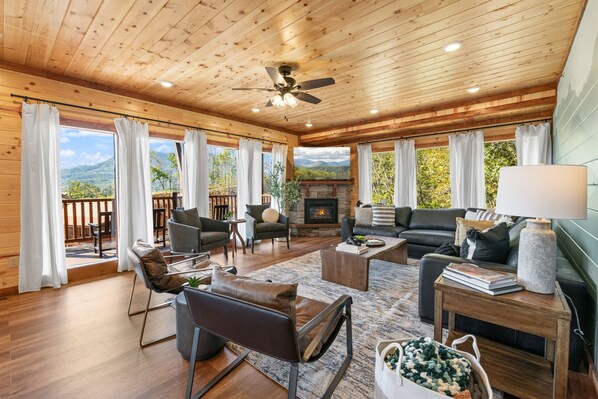 电视、壁炉、桌上足球、书