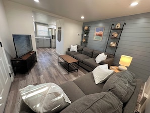 Smart TV - Super Clean, Pet Friendly, Cozy Cottage. (South Salt Lake)