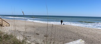 Caicos Cottage! Between CB/KB towns Dog Friendly w/fenced yard, Parking - 3 cars