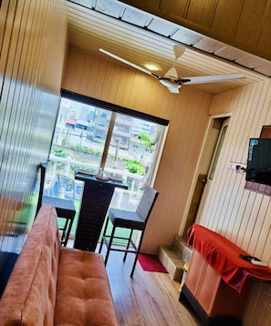Deluxe Studio | Desk, laptop workspace, iron/ironing board, free WiFi