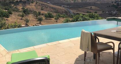 Lovely Peyia Villa. Wifi, Private Pool, full TV package. Village / beach nearby