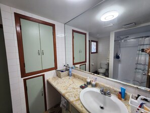 シャワー、ヘアドライヤー、ビデ、タオル