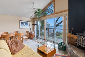 Smart TV - Waterfront Property  With A Breathtaking View (Lions Bay)