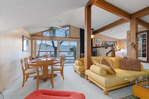 Smart TV - Waterfront Property  With A Breathtaking View (Lions Bay)