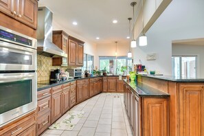 Frigorífico, microondas, placa de cocina y lavavajillas