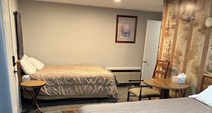 Fins N Feathers Lodge - Two Queen Beds