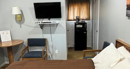 Fins N Feathers Lodge - One Queen Bed