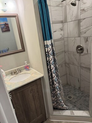 Secador de cabelo, toalhas de banho