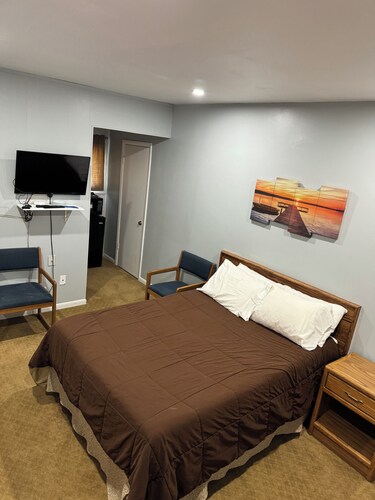 Fins N Feathers Lodge - One Queen Bed