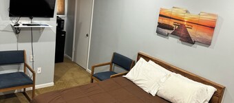 Fins N Feathers Lodge - One Queen Bed