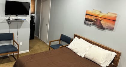 Fins N Feathers Lodge - One Queen Bed