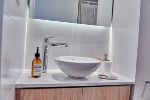 Ducha, secador de pelo, bidet, toallas