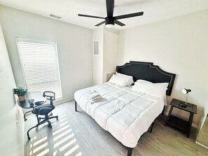 1 bedroom, desk, iron/ironing board, WiFi - The Luxe Black Haven (340) (Des Moines)