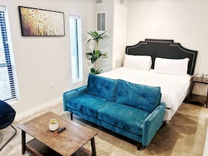 1 habitación, tabla de planchar con plancha y wifi