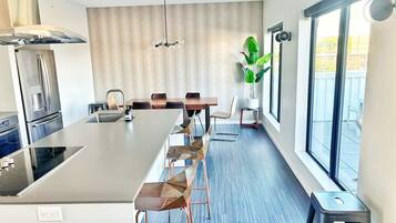 Frigorifero, microonde, forno, piano cottura