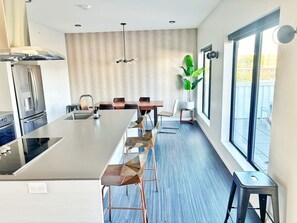 Fridge, microwave, oven, stovetop - Cobalt Cove your home away from home (Des Moines)